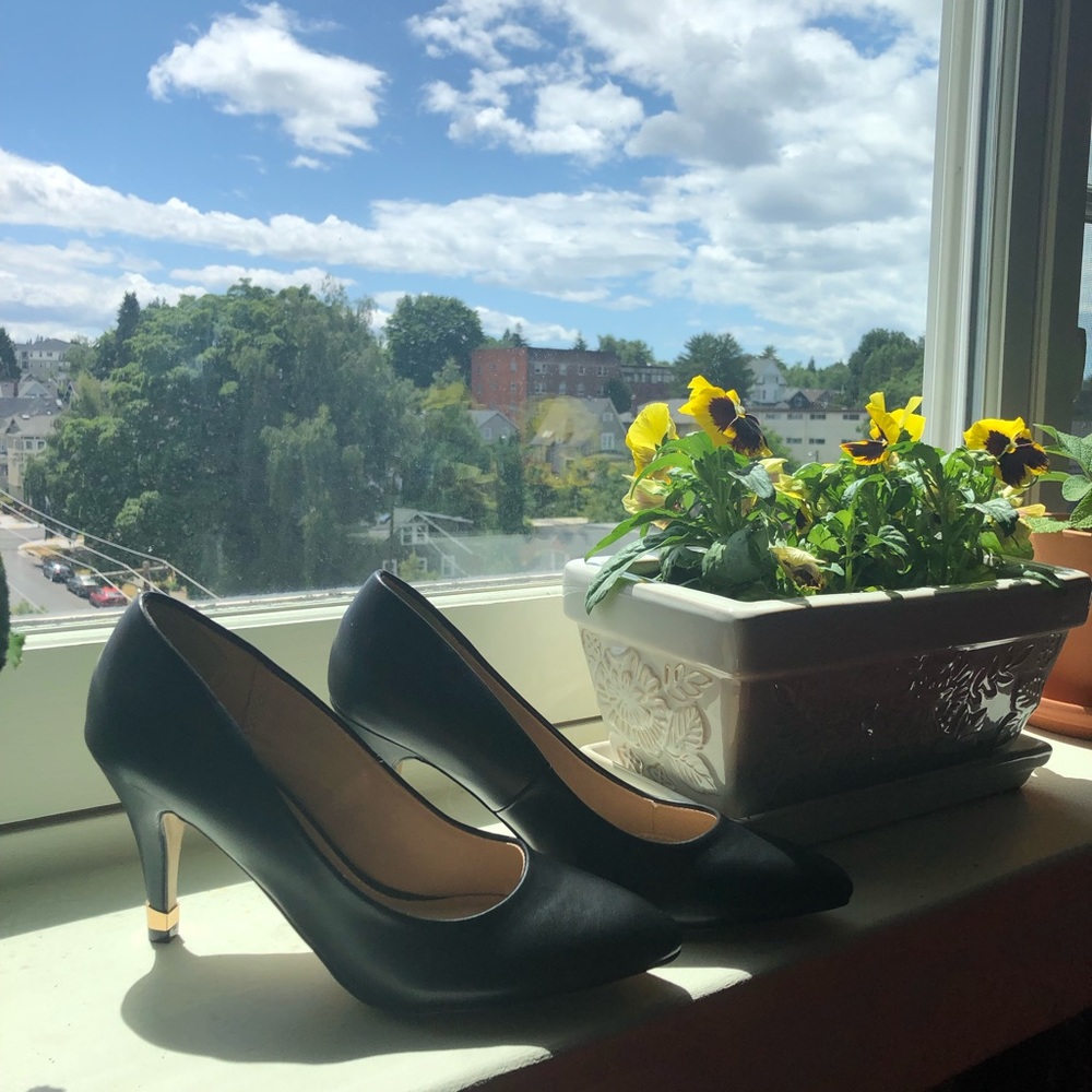 Black pumps.